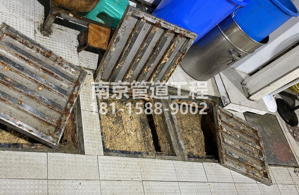 278天正和鸣城管中队食堂隔油池清理
